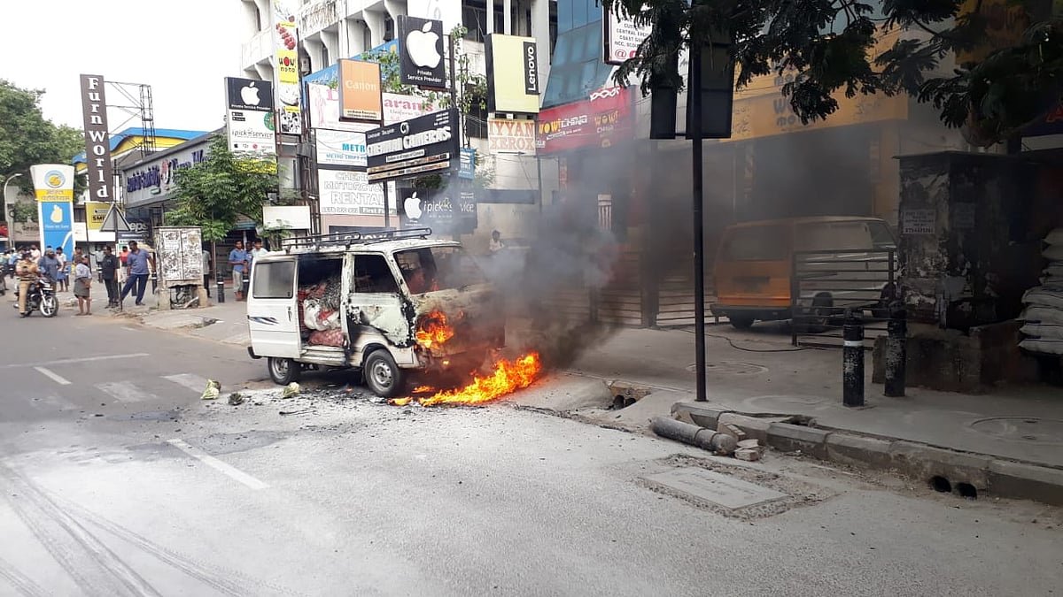 ஓட்டிக் கொண்டிருக்கும் போதே தீப்பிடித்த ஆம்னி கார்; கோடம்பாக்கம் அருகே நடு ரோட்டில் நடந்தது என்ன?