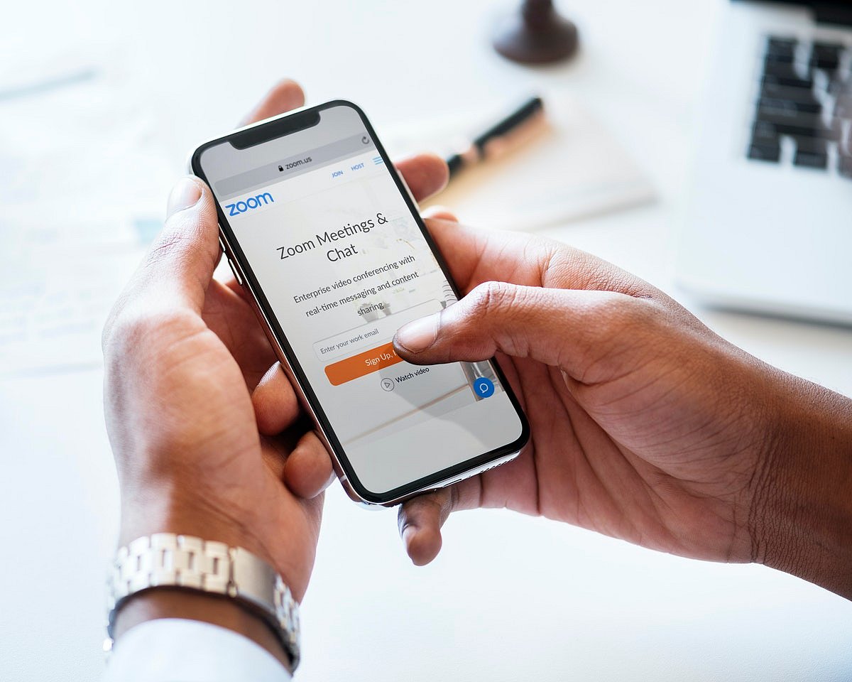 மொழி தெரியாத கஷ்டமே இனி இல்லை; WFH பணியாளர்களுக்கென வருகிறது புது வசதி : ZOOM செயலியின் அசத்தல் அப்டேட்!