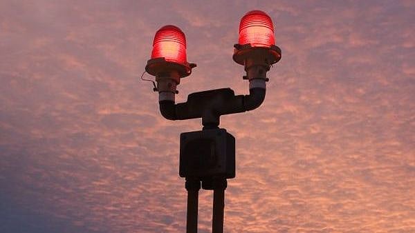 “Light மாற்றுவதற்கு 28 லட்சம் ரூபாய் சம்பளம்.. வருடத்திற்கு 2 நாள்தான் வேலை” : அது என்ன வேலை தெரியுமா?