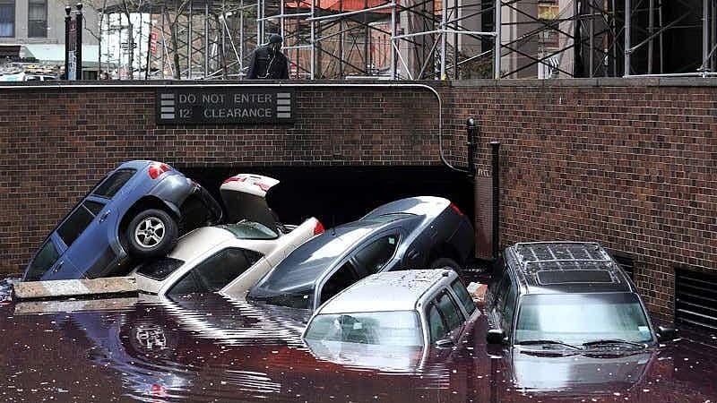 மாகாணங்களை சூழ்ந்த வெள்ளம்.. இந்தியர்கள் உட்பட 40 பேர் பலி: அமெரிக்காவை புரட்டி போட்ட ஜடா புயல்! #Photos