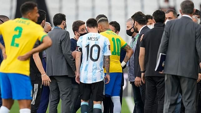 போட்டி நடக்கும்போதே திடீரென நுழைந்து 4 வீரர்களை ‘தூக்கிய’ அதிகாரிகள்... மைதானத்தில் நடந்தது என்ன?