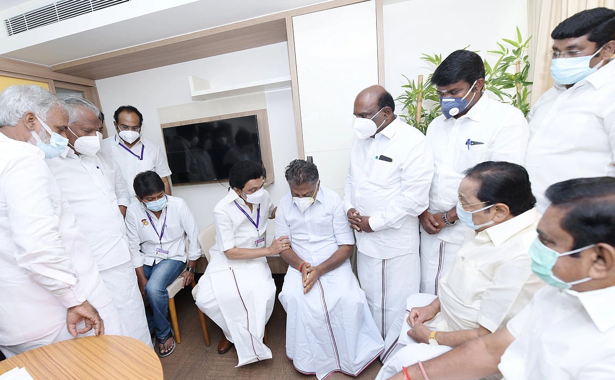 ஓ.பன்னீர்செல்வம் மனைவி மறைவு - நேரில் சென்று ஆறுதல் கூறினார் முதலமைச்சர் மு.க.ஸ்டாலின்!