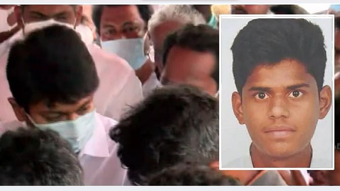 நீட் காரணமாக உயிரிழந்த மாணவன் தனுஷின் உடலுக்கு உதயநிதி ஸ்டாலின் நேரில் அஞ்சலி.. பெற்றோருக்கு ஆறுதல்!