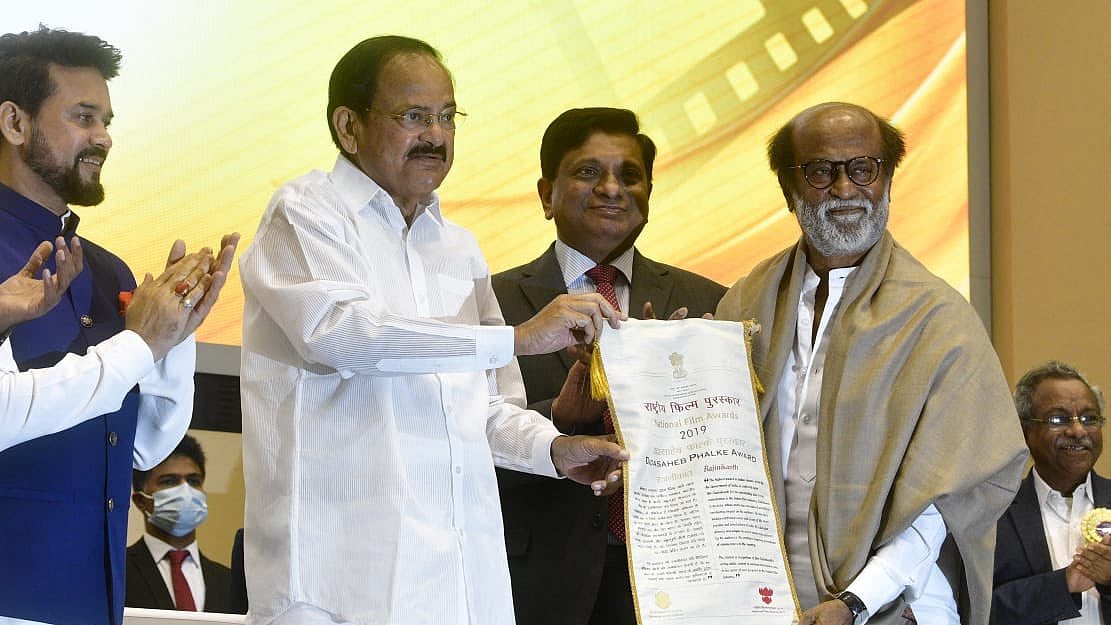 நிஜமான குசேலன் படக்காட்சி: தாதாசாகேப் பால்கே விருது விழாவில் நண்பனை நினைவுகூர்ந்து நெகிழ்ந்த ரஜினிகாந்த்!