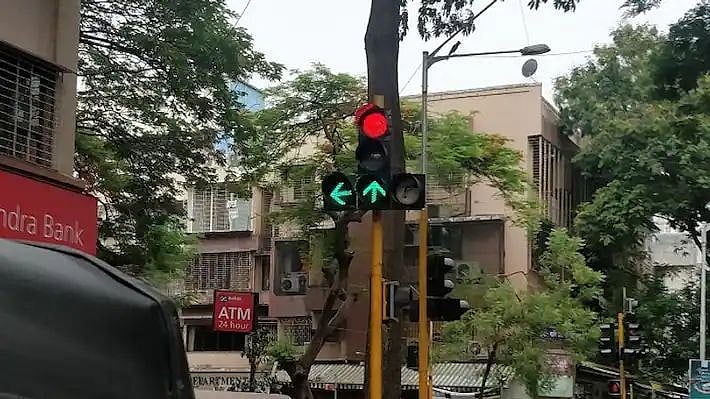 சிவப்பு விளக்கு எரிந்தால் வண்டியை ஆப் செய்யவும்... வாகன ஓட்டிகளுக்கு டெல்லி அரசு புதிய உத்தரவு!