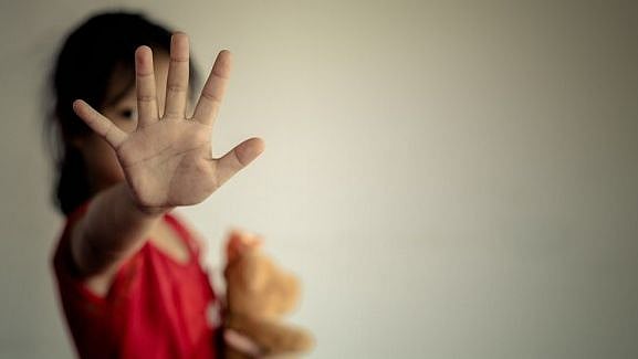 பள்ளி மாணவியை காரில் கடத்தி கூட்டு பாலியல் வன்கொடுமை... 4 பேர் கைது: கொடூரமாக மாறும் கர்நாடகா!