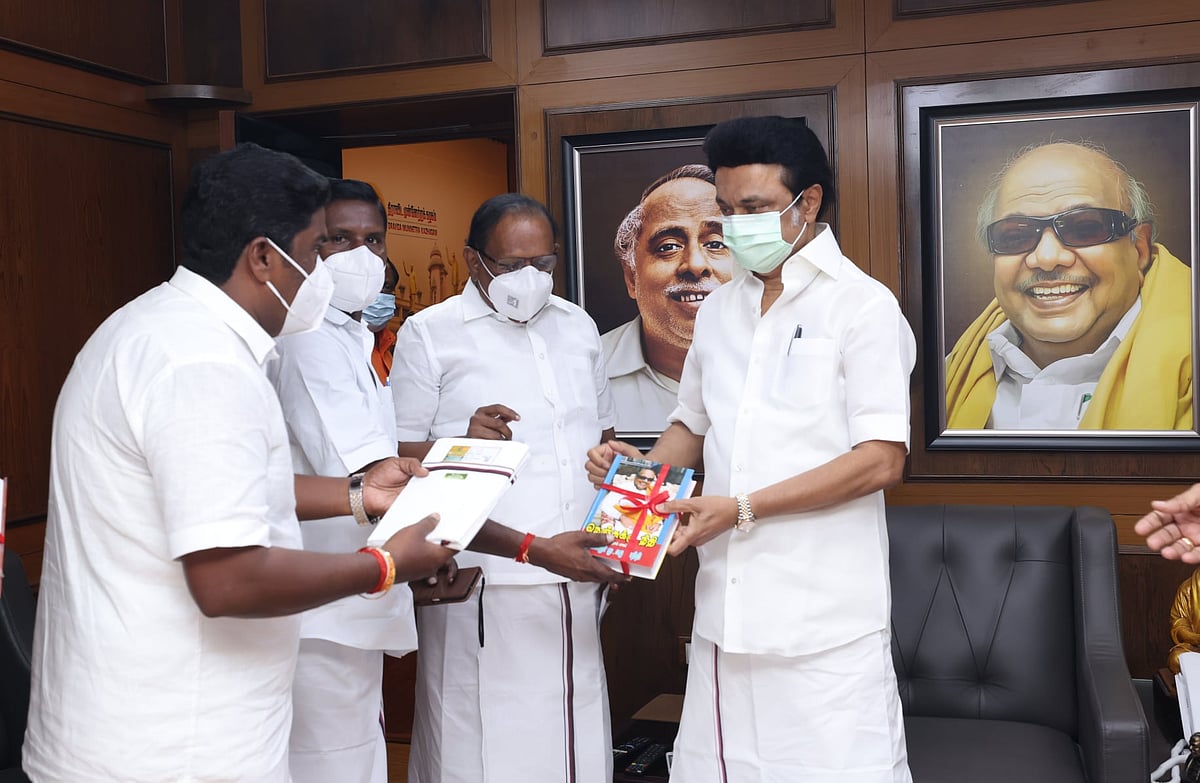 தி.மு.கவில் இணைந்த கரூர், புதுக்கோட்டை மாவட்ட அ.தி.மு.க, தே.மு.தி.க நிர்வாகிகள்!