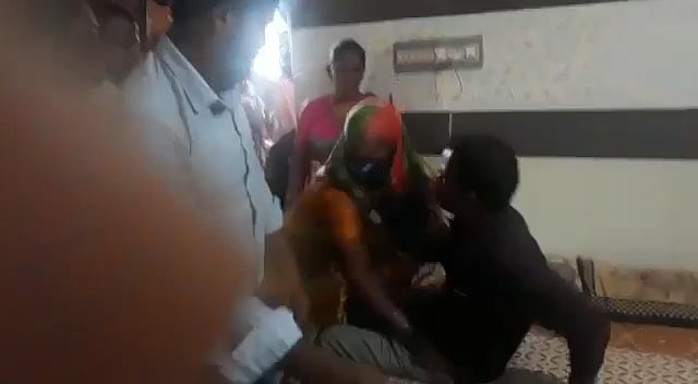 பணிபுரியும் இடத்தில் பாலியல் தொல்லை கொடுத்த ரயில்வே ஊழியர்: லாட்ஜிற்கு வரவழைத்து அடித்து உதைத்த பெண்கள்!