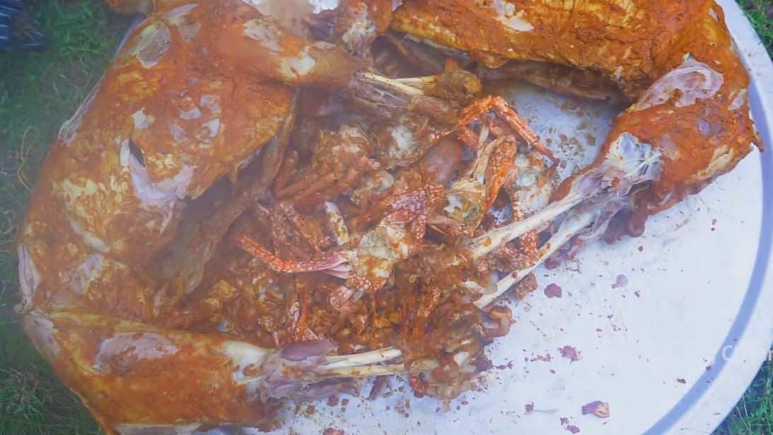 “முழு ஆட்டுக் கிடாய்க்குள் கடல் உணவுகள்” : கமகமக்கும் வில்லேஜ் குக்கிங் சேனலின் லேட்டஸ்ட் வீடியோ!