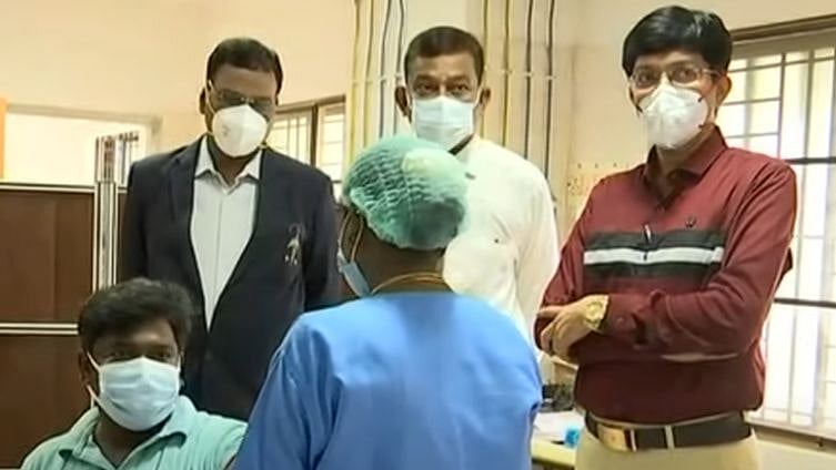 ”கைகொடுக்கும் தடுப்பூசி முகாம்.. இதுவரை 5 கோடி தடுப்பூசி செலுத்தப்பட்டுள்ளது” : ராதாகிருஷ்ணன் பேட்டி!