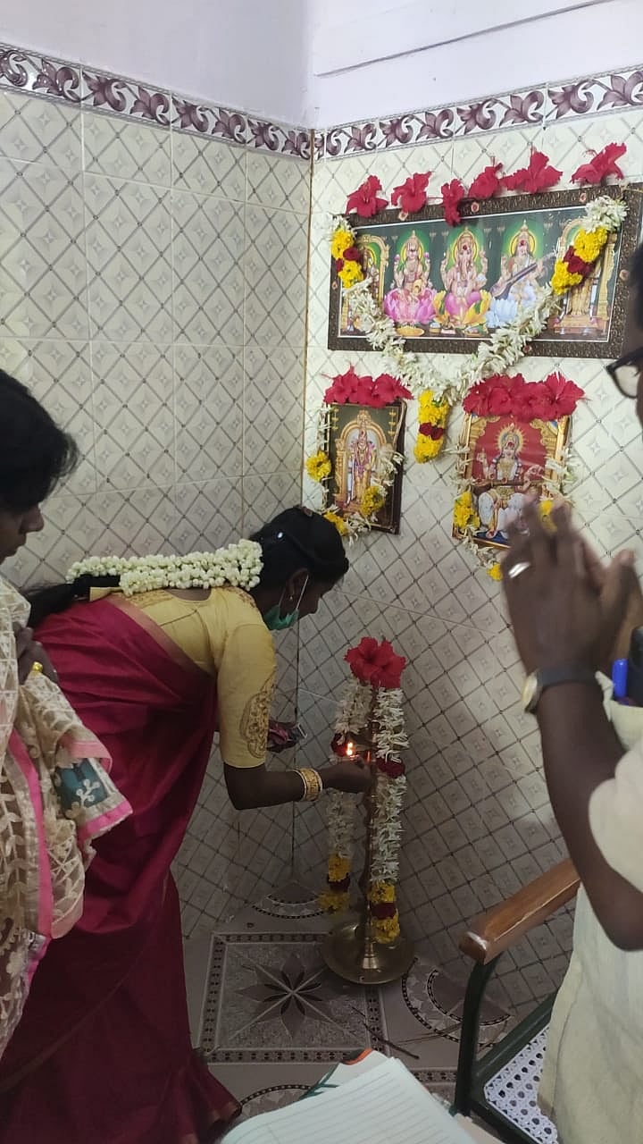 22 வயதே ஆன இளம் பெண் கிராம பஞ்சாயத்து தலைவராக பதவியேற்பு.. தென்காசியில் நடந்த நெகிழ்ச்சி சம்பவம்!