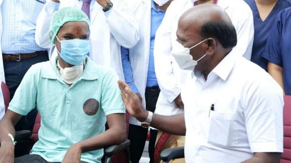 “துப்பாக்கியால் சுட்டு முகம் சிதைந்த காவலரைக் காப்பாற்றிய அரசு மருத்துவர்கள்” : அமைச்சர் மா.சு பாராட்டு!