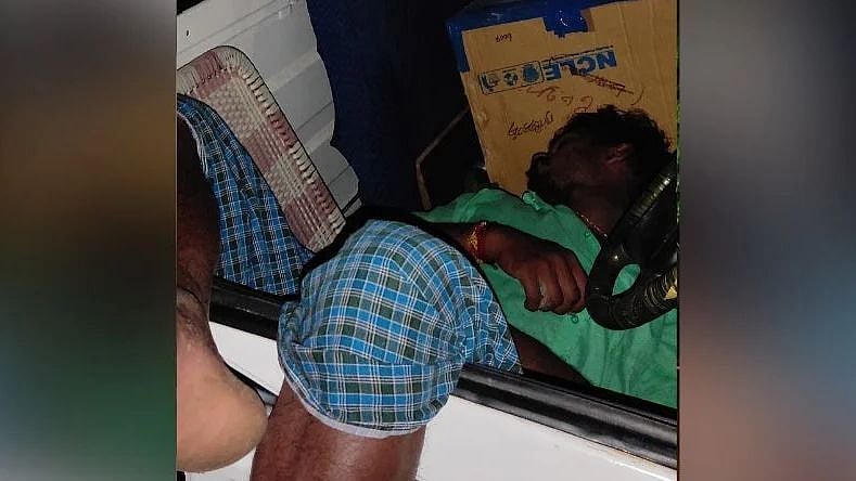 “வாகனத்தில் படுத்து தூங்கிய இளைஞரால் பீதியடைந்த வாகன ஓட்டிகள்” : நடுரோட்டில் நடந்தது என்ன தெரியுமா?