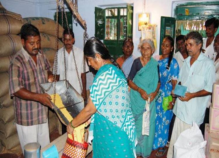 “அரசு ஊழியர்களுக்கு ரேஷன் பொருட்கள் கிடையாதா?” : பரவும் வதந்தி குறித்து தமிழக அரசு விளக்கம்!