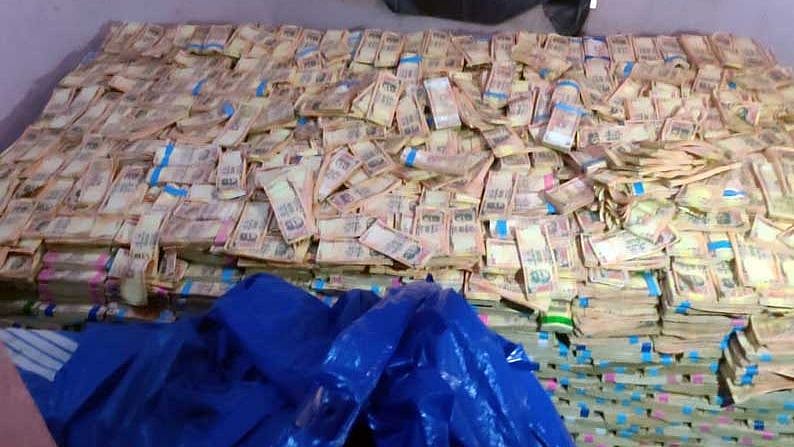 ரூ.500 கோடிக்கு மூட்டை மூட்டையாக கள்ள நோட்டு.. போலிஸாரை அதிரவைத்த கும்பல் : நடந்தது என்ன?