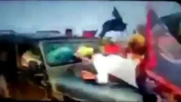 போராடிய விவசாயிகள் மீது கார் ஏறிய திக்திக் நிமிடம்... வெளியான அதிர்ச்சி வீடியோ!