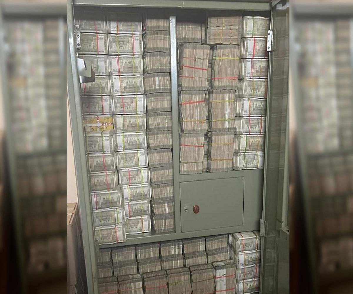 16 லாக்கர்களில் கத்தை கத்தையாக பணம்.. IT ரெய்டில் சிக்கிய ரூ.142 கோடி ரூபாய் ரொக்கம், ரகசிய பென்டிரைவ்!