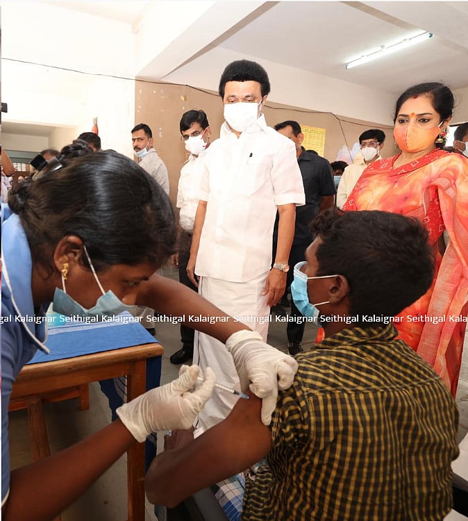 “தடுப்பூசி முகாம்களை ஆய்வு செய்த முதலமைச்சர் மு.க.ஸ்டாலின்” : கண்ணகி நகரில் நடந்த நெகிழ்ச்சி! (album)