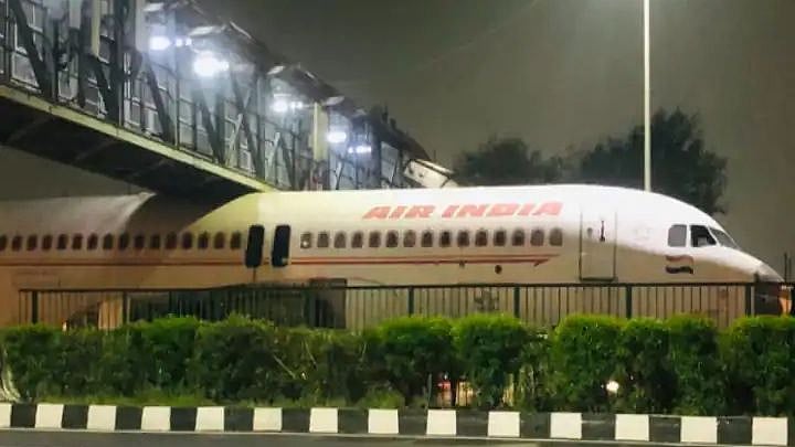 நடைமேம்பாலத்தின் நடுவில் சிக்கிய AIR INDIA விமானம்.. வைரல் வீடியோவின் பின்னணி என்ன?