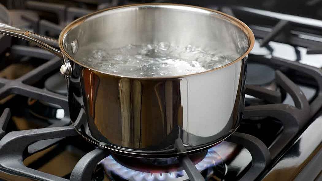 வீட்டை எழுதிக் கொடுக்க மறுத்த கணவன்: கொதிக்கும் வெந்நீரை ஊற்றி கொலை செய்ய முயன்ற மனைவி கைது!