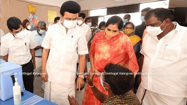 கைகொடுத்த மெகா தடுப்பூசி முகாம்கள்: 1.10 கோடி தடுப்பூசி செலுத்தி தமிழ்நாடு அரசு சாதனை!