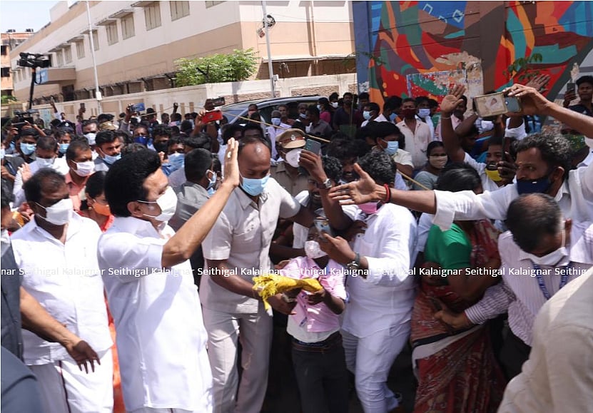 “தடுப்பூசி முகாம்களை ஆய்வு செய்த முதலமைச்சர் மு.க.ஸ்டாலின்” : கண்ணகி நகரில் நடந்த நெகிழ்ச்சி! (album)