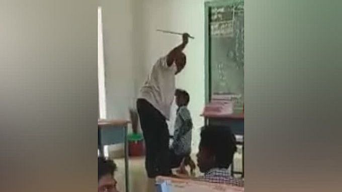 “மாணவனை பிரம்பால் அடித்து கால்களால் உதைத்த ஆசிரியர் கைது ” : ஆட்சியர் எடுத்த அதிரடி நடவடிக்கை! (வீடியோ)