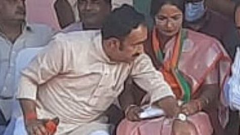 “பெண் வேட்பாளரிடம் அத்துமீறிய பா.ஜ.க அமைச்சர்.. முதல்வர் கண்முன்னே நடந்த அநாகரீகம்”: ம.பி-யில் அதிர்ச்சி!