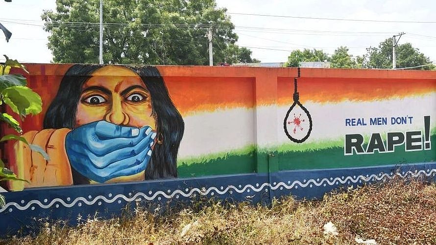 ஓடும் ரயிலில் பெண் கூட்டு பாலியல் வன்புணர்வு.. தடுக்க முயன்றவர்களுக்கு வெட்டு... கொள்ளையர்கள் அட்டூழியம்!