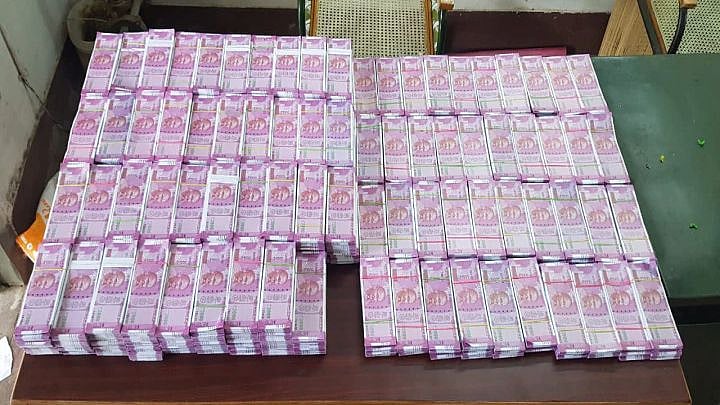 2,000 ரூபாய் ஜெராக்ஸ் நோட்டு.. ரூ.4.66 கோடி கள்ளப் பணத்தை மாற்ற முயன்ற கும்பல் : மடக்கிப்பிடித்த போலிஸ்!