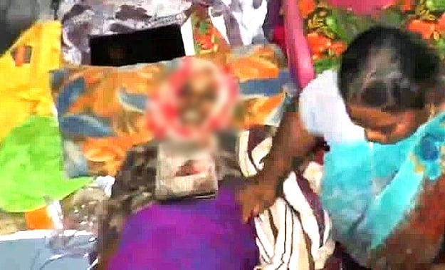 இறந்த தாயின் உடலை 3 நாட்களாக அடக்கம் செய்யாமல் வைத்திருந்த மகள்கள் : வெளிவந்த அதிர்ச்சி காரணம்!