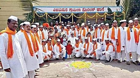 “காவி சால்வை அணிந்து விஜயதசமியை கொண்டாடிய காவலர்கள்” : உ.பியாக மாறும் கர்நாடகா - பின்னணி என்ன? 