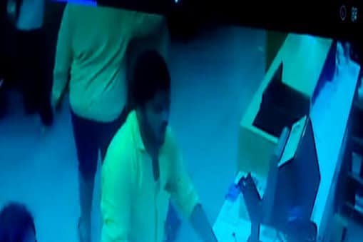 சாப்பிட்ட உணவுக்கு காசு கேட்ட மேலாளருக்கு அடி உதை.. அடிதடி ரகளையில் ஈடுபட்ட 2 பேர் கைது - போலிஸ் அதிரடி!