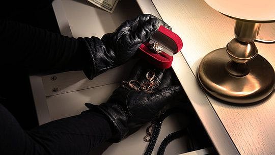 “வீட்டின் ஓட்டை பிரித்து சொந்த பேத்தியின் நகையைத் திருடிய தாத்தா” : பாலக்காட்டில் நடந்த துணிகரம்!