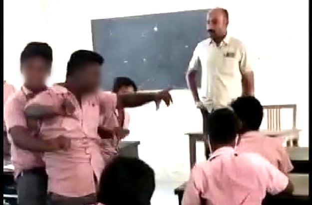 மாற்றுத்திறனாளி ஆசிரியரை கிண்டல் செய்து நடனம்: மூவருக்கு டிசி வழங்கிய ராசிபுரம் அரசுப்பள்ளி!