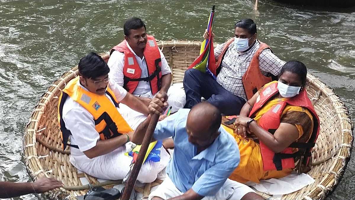 கொட்டும் மழையில் பரிசலில் சென்று ஆய்வு.. சுற்றுலாத்துறை மேம்படுத்தப்படும் என அமைச்சர் மதிவேந்தன் உறுதி!