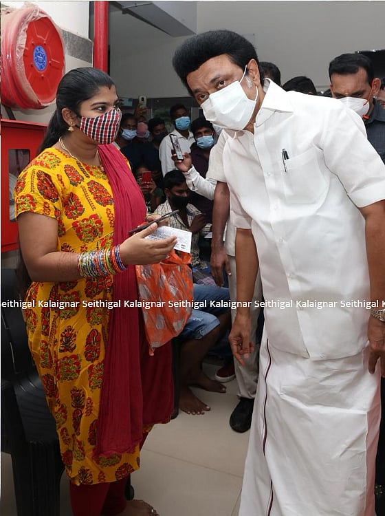 “தடுப்பூசி முகாம்களை ஆய்வு செய்த முதலமைச்சர் மு.க.ஸ்டாலின்” : கண்ணகி நகரில் நடந்த நெகிழ்ச்சி! (album)