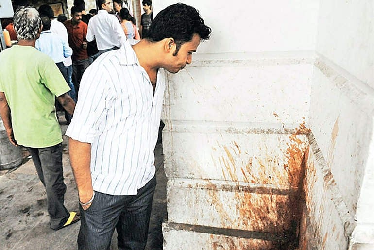 “ரயிலில் பான்பராக் போட்டு துப்பும் வட இந்தியர்கள்” : கழுவுவதற்கு ரயில்வேக்கு 1200 கோடி செலவு !