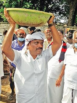 போட்டோவுக்கு போஸ் கொடுப்பவர்கள் மத்தியில், களத்தில் இறங்கி தூய்மை பணியில் ஈடுபட்ட தி.மு.க அமைச்சர்!