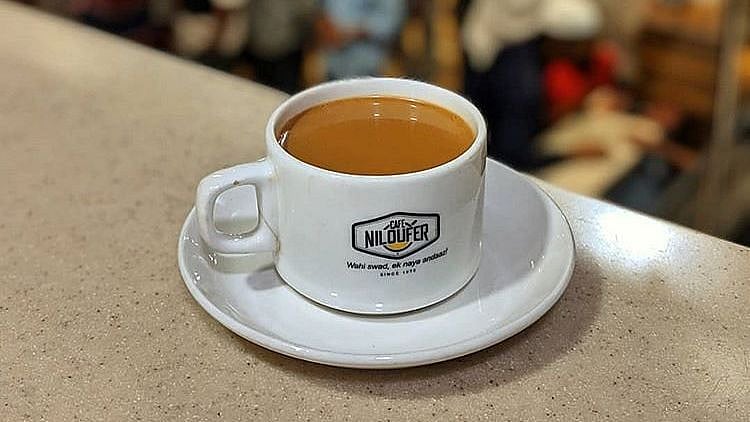 “என்னது ஒரு டீ 1,000 ரூபாயா? ஹைதராபாத் மக்களை ஆச்சரியப்படுத்திய டீக்கடை” : அப்படி என்ன ஸ்பெஷல் தெரியுமா? 