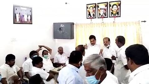 அ.தி.மு.க-வில் உச்சத்தை எட்டும் உட்கட்சி பூசல்.. கூட்டத்தை புறக்கணித்த மாஜி அமைச்சர் - நடந்தது என்ன?