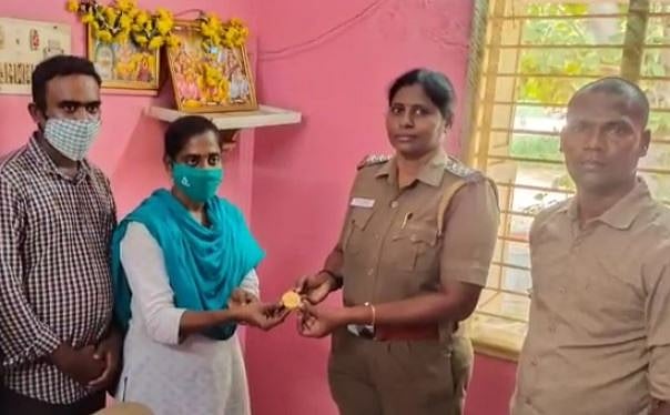 தவறுதலாக குப்பையில் விழுந்த 100g தங்கம்; நேர்மை தவறாது ஒப்படைத்த தூய்மை பணியாளருக்கு குவியும் பாராட்டு!