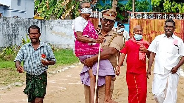 நடக்க முடியாமல் நடந்த 88 வயது பாட்டியை தூக்கி வந்த போலிஸ் அதிகாரி... நெல்லை அருகே நெகிழ்ச்சி சம்பவம்!