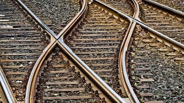 தண்டவாளத்தில் தலை துண்டிக்கப்பட்டுக் கிடந்த இஸ்லாமிய இளைஞர்... இந்து பெண்ணை காதலித்ததால் கொலை?