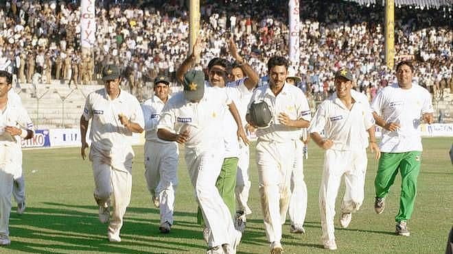 இந்தியா vs பாகிஸ்தான் : வெறுப்பரசியலை ஒதுக்கி வரலாற்றில் இடம்பிடித்த சென்னை ரசிகர்கள்! #Flashback