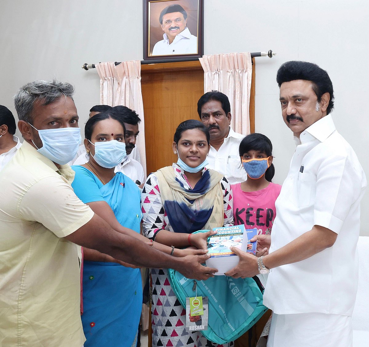 “உங்களால வர முடியலைனா என்ன.. நானே வர்றேன்” : கார் அனுப்பி வரவழைத்து மதுரை மாணவியை வாழ்த்திய முதலமைச்சர்!