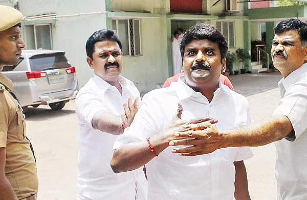 விஜயபாஸ்கர் வீட்டில் ரெய்டு : 43 இடங்கள்.. 27 கோடி - அதிகாலையிலேயே சோதனை தொடங்கிய லஞ்ச ஒழிப்புத்துறை!