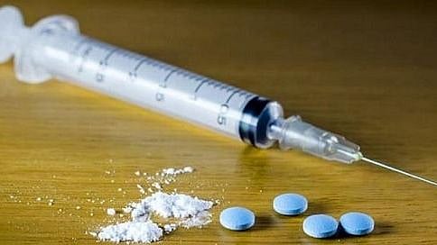 “அறுவை சிகிச்சை மாத்திரைகளை வாங்கி போதை மருந்தாக விற்ற கும்பல்” : போலிஸ் விசாரணையில் திடுக்கிடும் தகவல் !