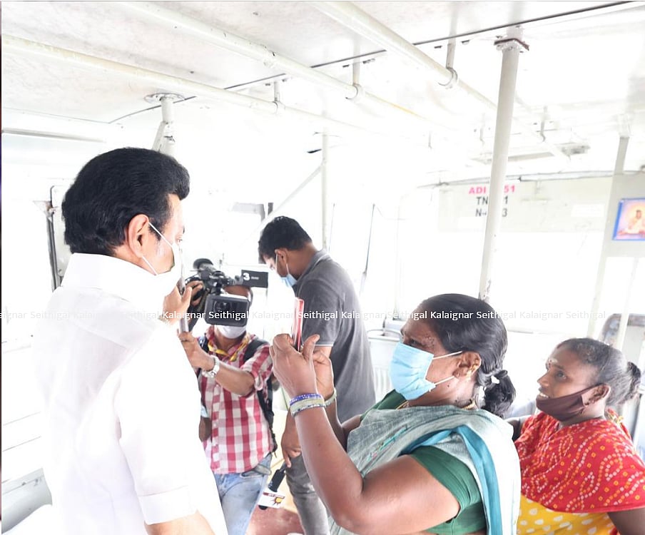 “பேருந்துகள் சரியான நேரத்தில் வருகிறதா; போதுமான வசதி உள்ளதா?” : பேருந்தில் ஏறி முதல்வர் ஆய்வு! (album)