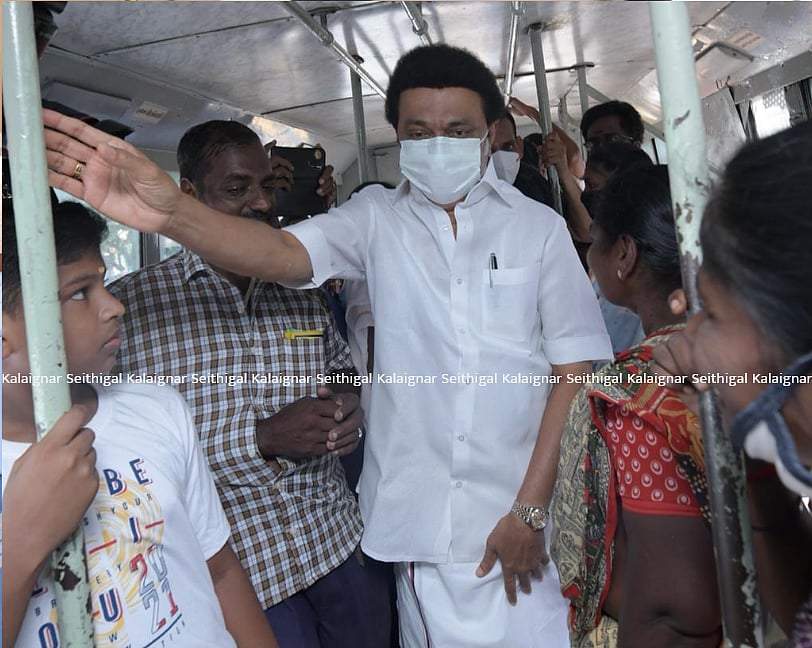 “பேருந்துகள் சரியான நேரத்தில் வருகிறதா; போதுமான வசதி உள்ளதா?” : பேருந்தில் ஏறி முதல்வர் ஆய்வு! (album)